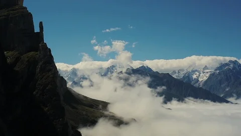 Fog rises from the valley Stockbeeldmateriaal 87749662