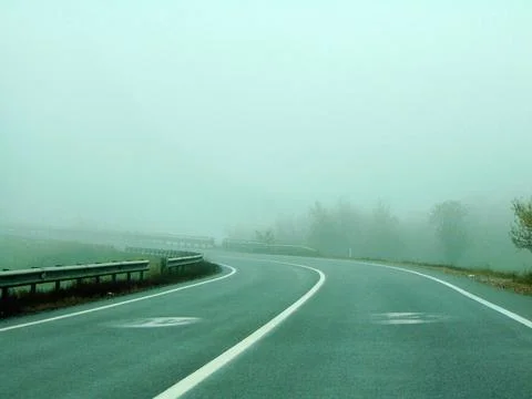 Fog on the road in the fall 库存照片