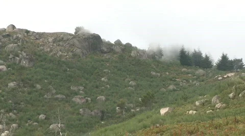 Fog rolling down in mountain time lapse Video stock 572749