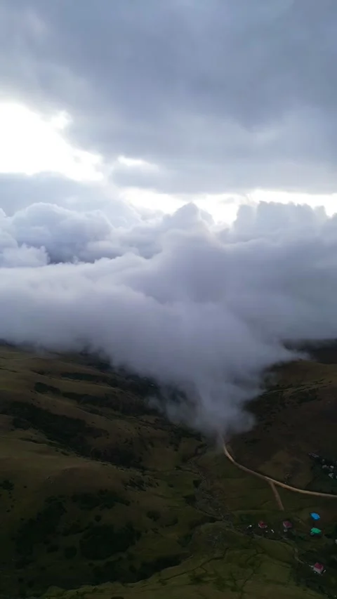 Fog Rolling into Mountain Valley Video stock 317366723