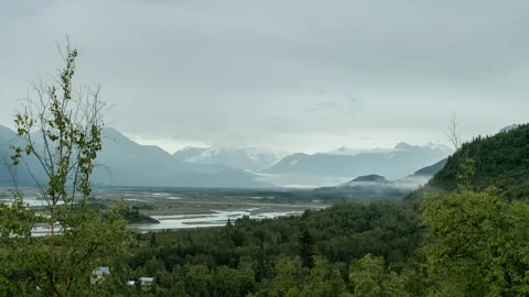 Fog rolling over a glacial river valley in Alaska timelapse Vídeos de archivo 348018719