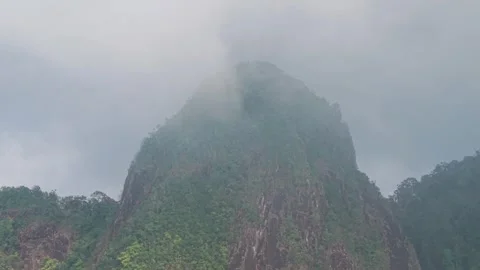 Fog rolling over lush tropical mountain peak 動画素材 305898185