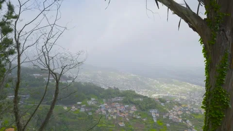 Fog rolling over a quaint mountainside village Vidéo 333695727