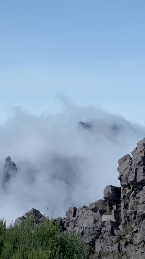 Fog rolling over rugged mountain peak landscape 库存影片 334443712