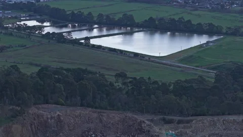 Fog rolling over a water reservoir in the early morning Vidéo 342529152