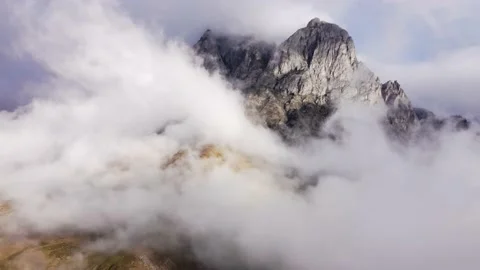Fog rolling on the rocky mountain Stock Footage 168571097