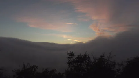 Fog rolls in as the sunsets Vidéo 165142721