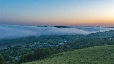 The fog spreads over the river and the village in the morning Video stock 120211394