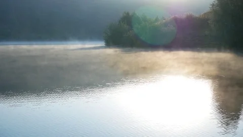 Fog spreads over the water. Stock-Footage 80946732