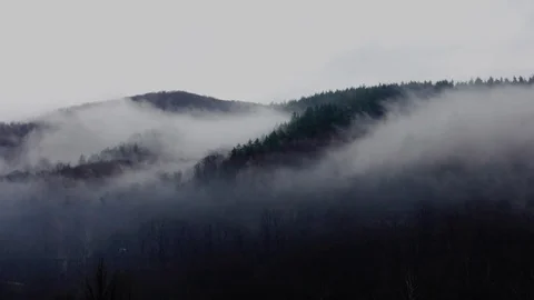 Fog time lapse over hills with cars passing bay Video stock 87294769