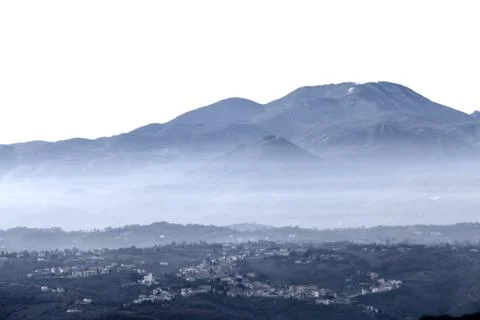 Fog under the mountains Foto stock