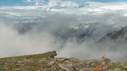 Fog in the valley Video stock 83694533