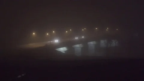 Foggy bridge at night Vídeos de archivo 72408532