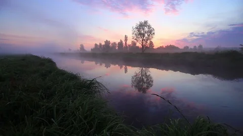 Foggy dawn over a beautiful spring river Vídeo Stock 78149659
