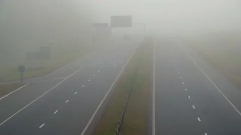 Foggy highway with poor visibility 库存影片 221122460