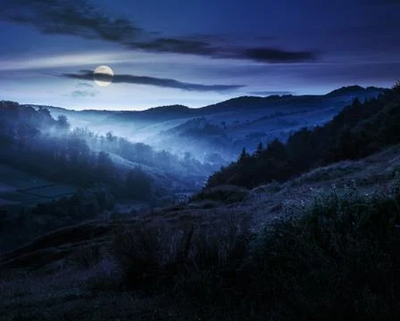 Foggy hillside in rural area at night Foto stock
