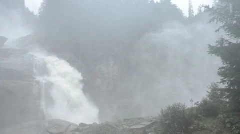 Foggy Kimml waterfall Vídeo Stock 8665922