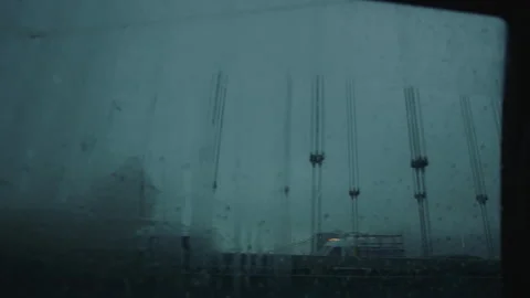 Foggy low angle nyc sky and Manhattan bridge in passing Vídeos de archivo 251222123