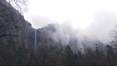 Foggy mountain, cliffs or steep rocks, misty autumn, California crags or bluffs. Vidéo 178226375