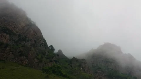 Foggy mountain landscape with moving clouds Vídeo Stock 343925925