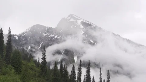 Foggy mountain time lapse Vídeos de archivo 105768737