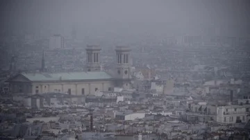 Foggy Paris rooftops Video stock 85599342