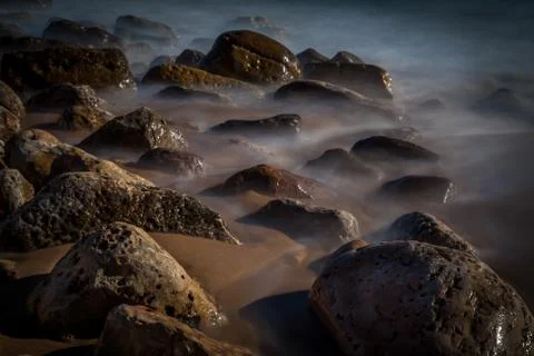 Foggy rocks 库存照片