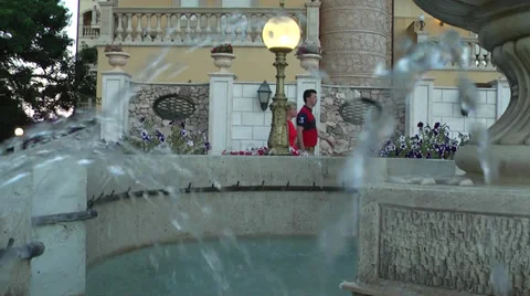 Fointain with a hotel in background. Lamp. Vidéo 30394373