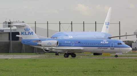 Fokker 100 passing in front of Boeing 777 库存影片 32343253