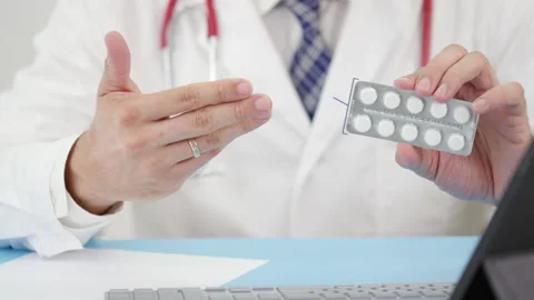 Folate blister pack with tablets in doctor's hand Stock Footage 137224115