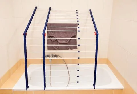 Foldable blue over bath folding clothes horse Foto stock