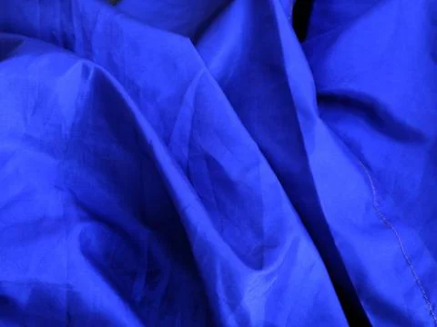 Folded blue fabric cwith soft and flowing lines perfect for texture background Foto stock