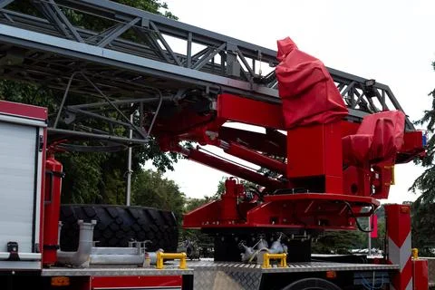 Folded ladder on fire engine with place for operator on rotating mechanism fo Foto stock