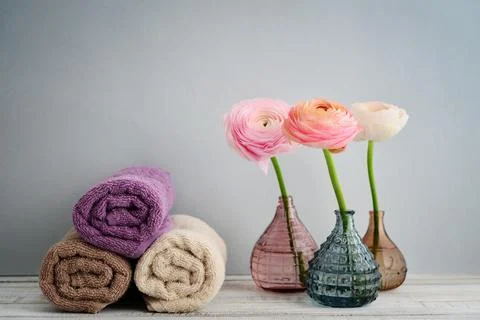 Folded towels with ranunculus Foto stock