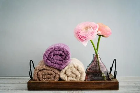 Folded towels with ranunculus Foto stock