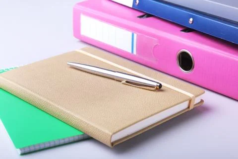 Folder file, note and pen on the desk. blurred background. Foto stock