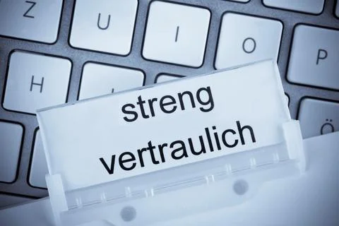 The folder of a hanging file in front of a computer keyboard on the subject of 스톡 사진