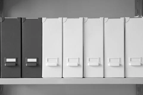 Folders with documents on shelf in archive Stockfoto's