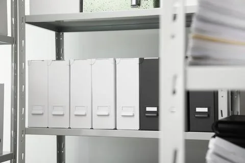 Folders with documents on shelf in archive Stockfoto's
