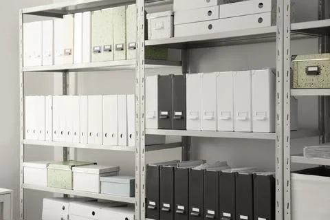 Folders with documents on shelves in archive Stockfoto's