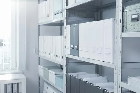 Folders with documents on shelves in archive Stockfoto's