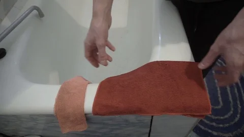 Folding rags in the bathroom 库存影片 108306484