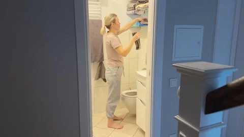 Folding Towel On Shelf Bathroom Routine, Concept Of Organization Stockbeeldmateriaal 341865874