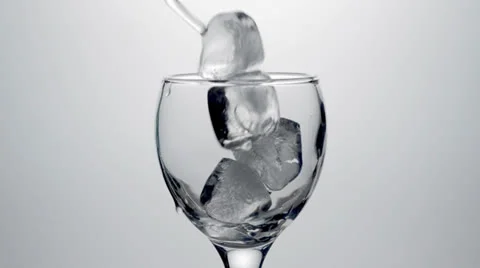 Foling Ice in to a Glass Vídeo Stock 22639978