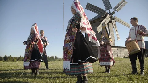 Folklore ensemble indigenous people dancing in traditional clothing outdoor on Vídeo Stock 129865929