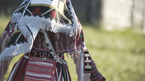 Folklore ensemble indigenous people dancing in traditional clothing outdoor on Vídeo Stock 129890113