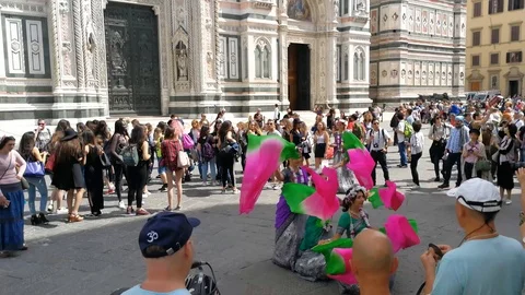Folkloristic dance in front of the Cathedral of Florence Video stock 89905969