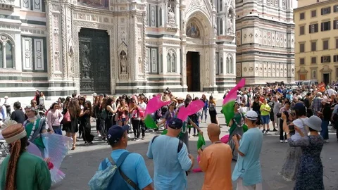 Folkloristic dance in front of the Florence Cathedral. Video stock 89776337