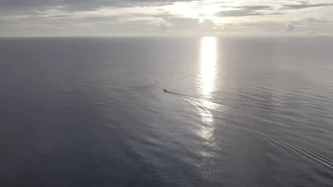 Follow boat to sun Video stock 259255995