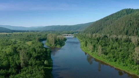 Follow the river between mountains towards the railway bridge. Vidéo 111277754